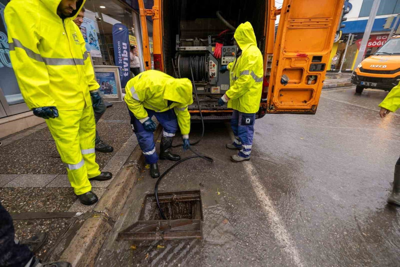 KENT MERKEZİNDE METREKAREYE 47.5 KİLOGRAM YAĞIŞ DÜŞERKEN, İZMİR BÜYÜKŞEHİR BELEDİYESİNE BAĞLI TÜM...