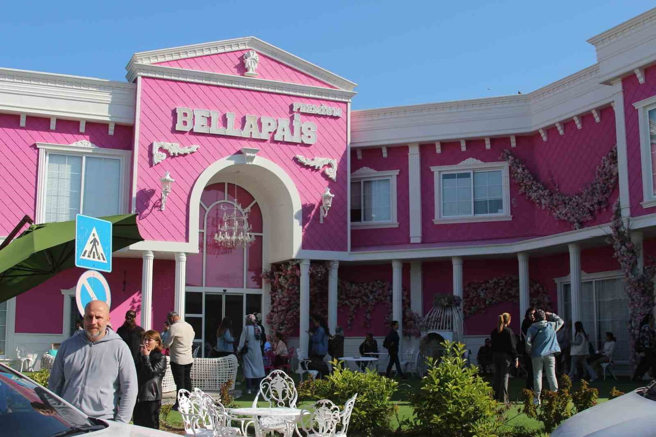 KENTTE 3 ŞUBESİ OLAN BELLAPAİS GÜZELLİK MERKEZİ'NİN SAHİBİ SİNEM ÇEKİNMEZ, MÜŞTERİLERİNE PİYASA...