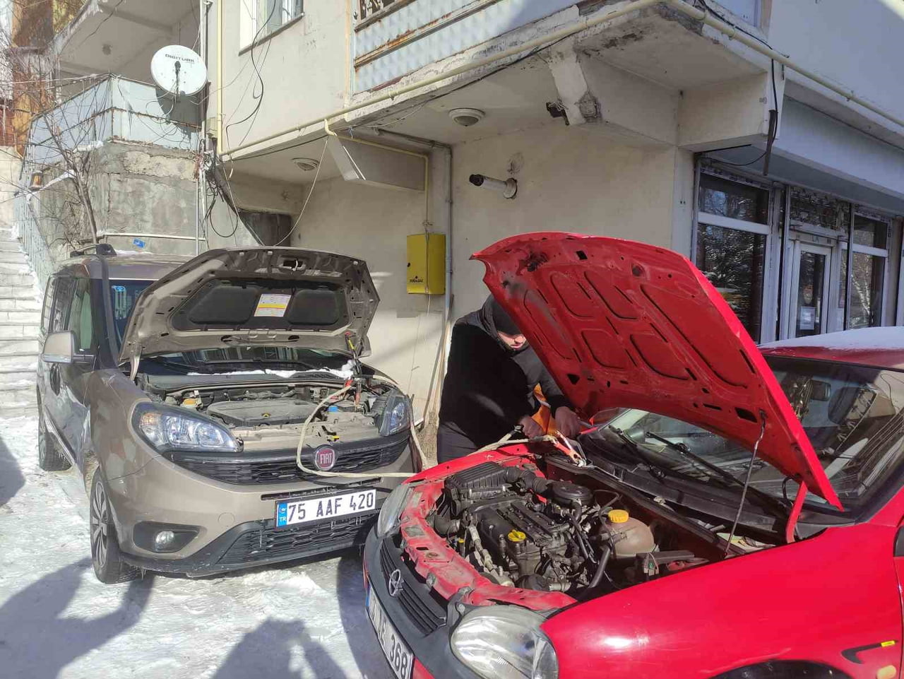 KENTTE ETKİLİ OLAN DONDURUCU SOĞUKLAR HAYATI OLUMSUZ ETKİLEDİ. GECE SAATLERİNDE HAVA SICAKLIĞININ...