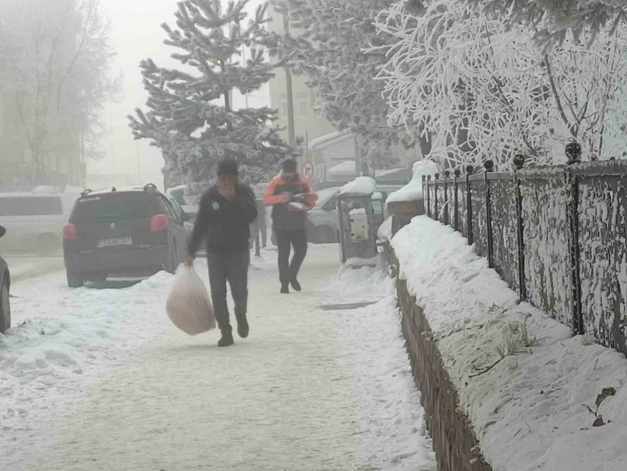 KENTTE ETKİLİ OLAN DONDURUCU SOĞUKLAR YAŞAMI OLUMSUZ ETKİLEDİ. GECE SAATLERİNDEN İTİBAREN HAVA...