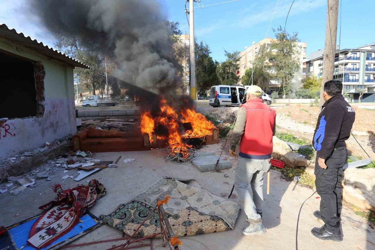 KEPEZ BELEDİYESİ ZABITA EKİPLERİ, İÇİNDEKİ DEMİR VE BAKIR MALZEMELERİ AYRIŞTIRMAK AMACIYLA ESKİ EV...