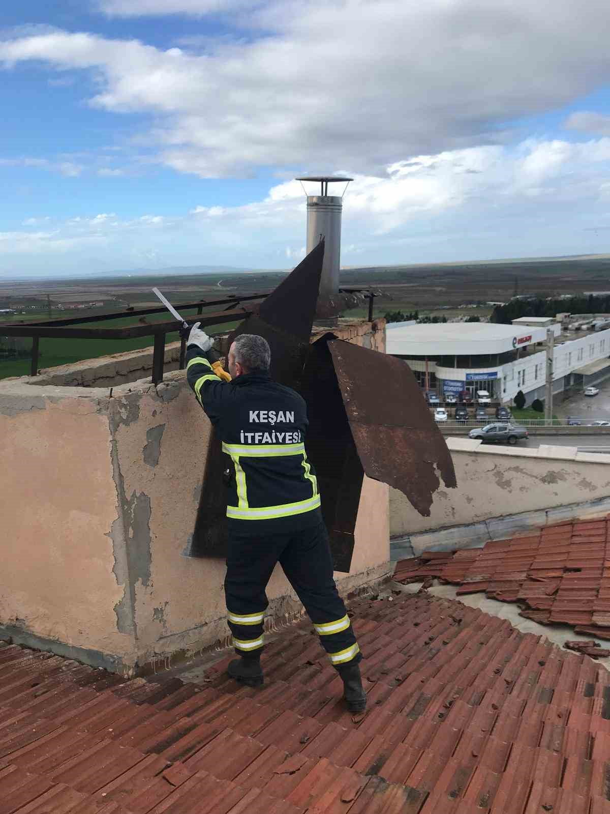 KEŞAN’DA TEKNE BATTI, ÇATILAR UÇTU, İŞYERLERİ HASAR GÖRDÜ