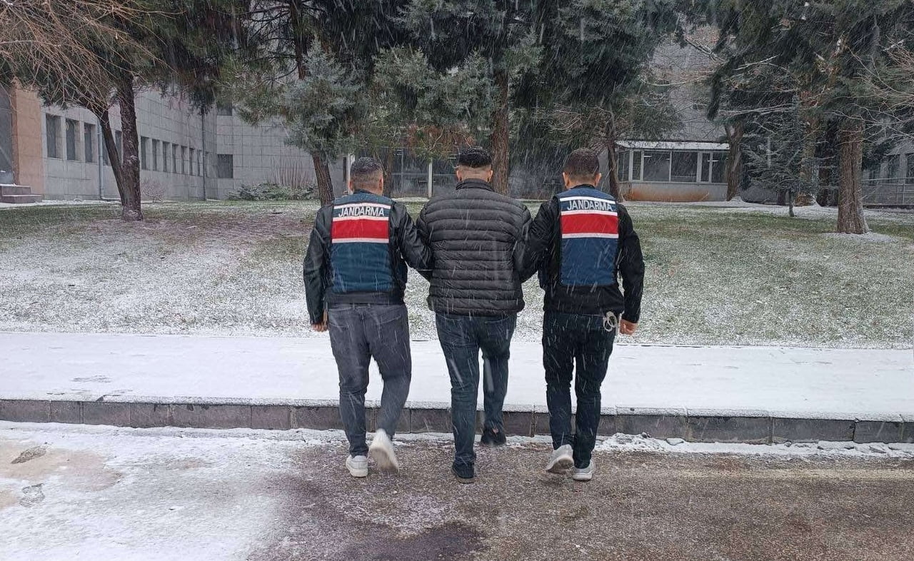 KESİNLEŞMİŞ 10 YIL CEZAYLA ARANAN 2 ŞAHIS YAKALANDI