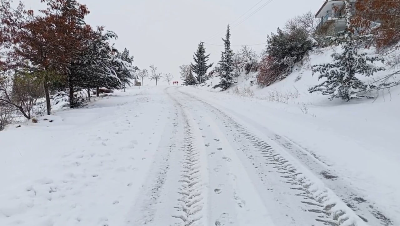KİLİS'İN MUSABEYLİ İLÇESİNDE ETKİLİ OLAN KAR YAĞIŞI, İLÇEYİ BEYAZA BÜRÜYEREK KARTPOSTALLIK...