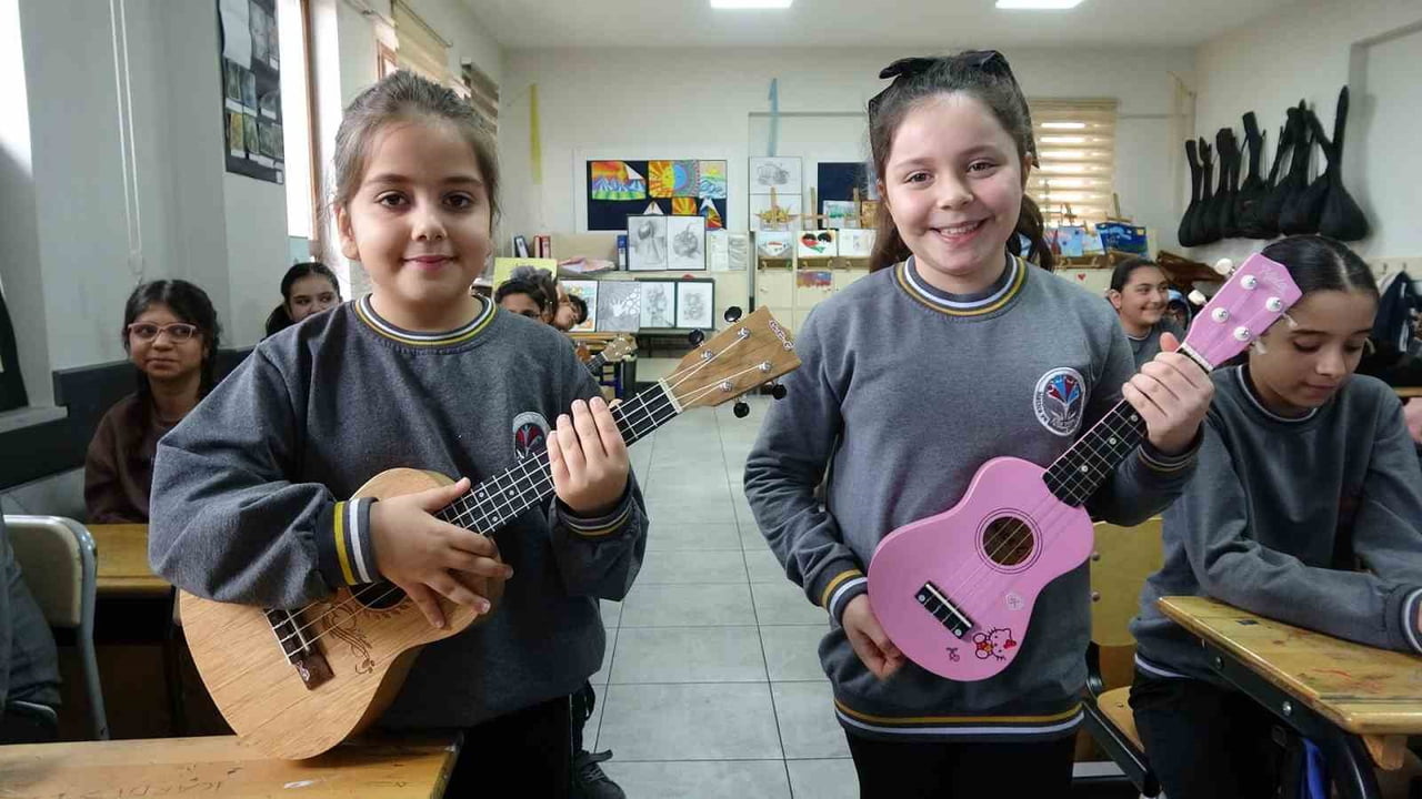 KİLİS'TE ORTAOKULDA TÜM ÖĞRENCİLERİN ENSTRÜMAN ÇALDIĞI SINIF, UKULELE PERFORMANSLARIYLA SOSYAL...