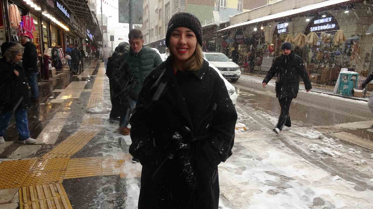 KİLİS’TE KAR YAĞIŞI ETKİLİ OLUYOR