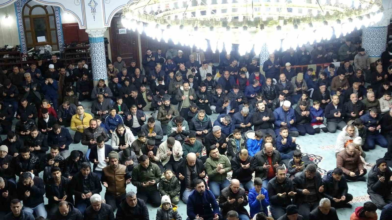 KİLİS’TE MİRAÇ KANDİLİ’NDE CAMİLER DOLDU TAŞTI