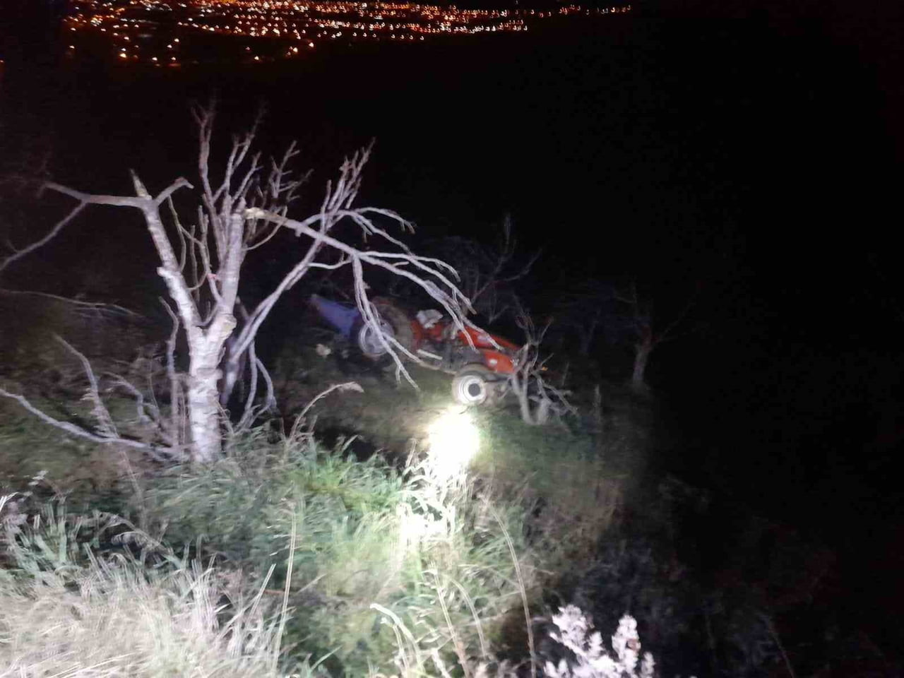 KİRAZ İLÇESİNDE MEYDANA GELEN KAZADA, TRAKTÖRÜN DEVRİLMESİ SONUCU ALTINDA KALAN SÜRÜCÜ KADİR...