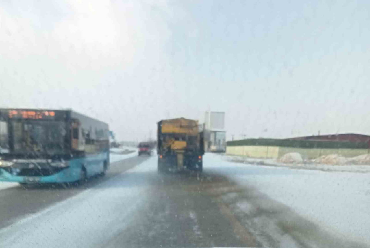 KIRIKKALE BELEDİYESİ, KENTTE ETKİLİ OLAN HAFİF KAR YAĞIŞININ ARDINDAN OLASI BUZLANMAYA KARŞI...