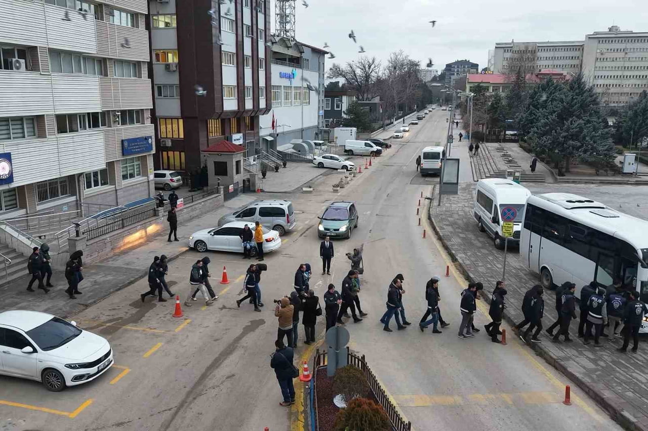 KIRIKKALE’DE DÜZENLENEN YASA DIŞI BAHİS OPERASYONUNDA ADLİYEYE SEVK EDİLEN ŞÜPHELİLERDEN 14’Ü...