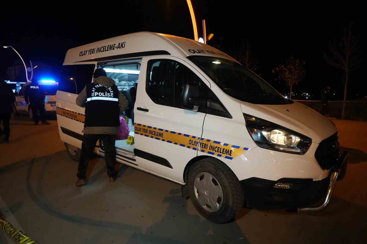 KIRIKKALE’NİN YAHŞİHAN İLÇESİNDE İKİ GRUP ARASINDA ÇIKAN KAVGAYA MÜDAHALE EDEN BİR POLİS MEMURU...