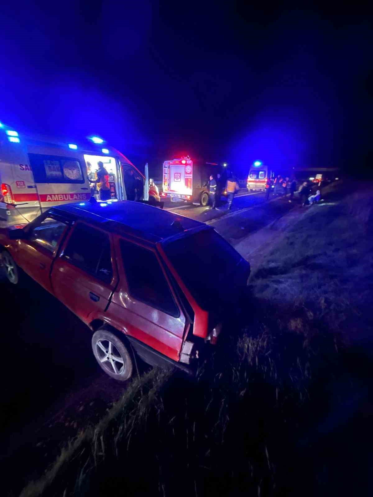 KIRKLARELİ'NİN BABAESKİ İLÇESİNDE OTOYOLDA İKİ OTOMOBİLİN ÇARPIŞTIĞI KAZADA 6 KİŞİ...