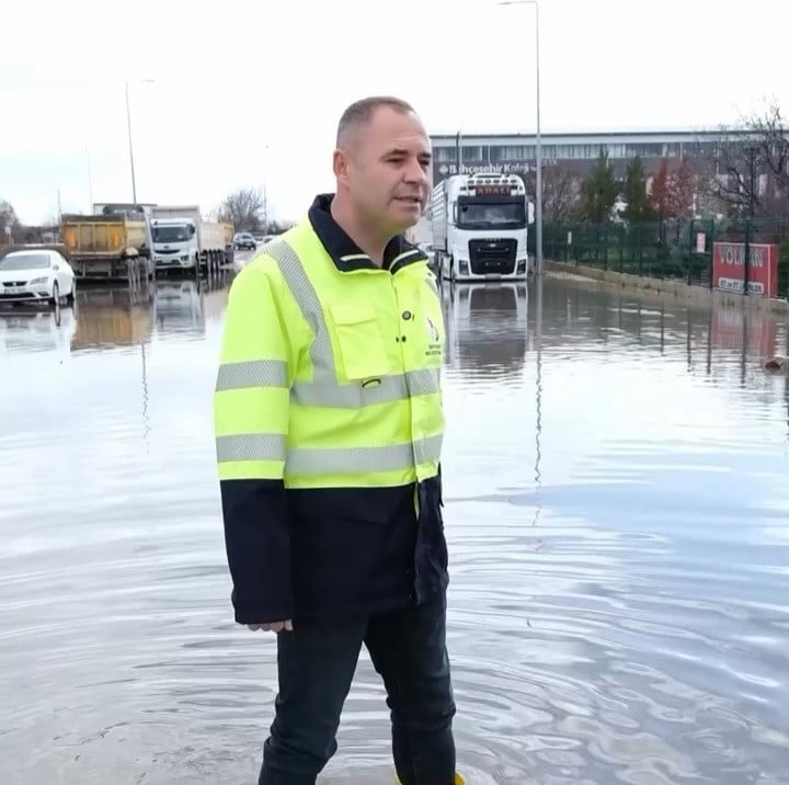 KIRKLARELİ İL MERKEZİNDE ETKİLİ OLAN ŞİDDETLİ YAĞIŞLAR NEDENİYLE SOKAKLAR ADETA GÖLE...