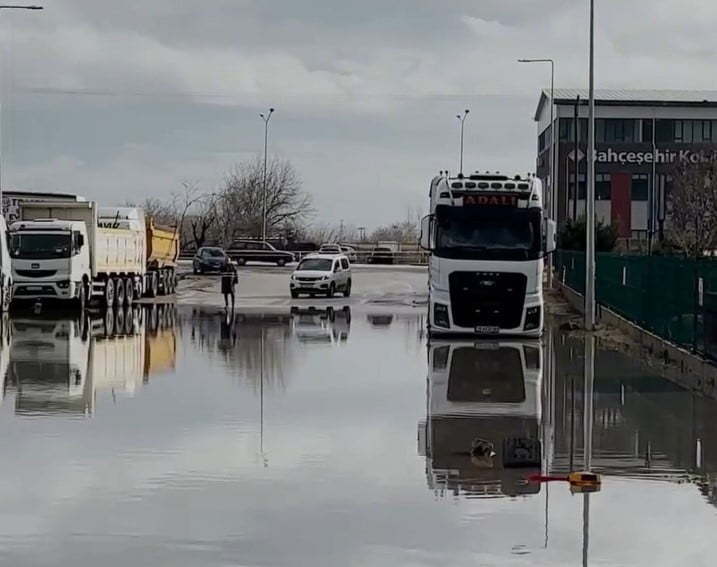 KIRKLARELİ İL MERKEZİNDE ETKİLİ OLAN ŞİDDETLİ YAĞIŞLAR NEDENİYLE SOKAKLAR ADETA GÖLE...