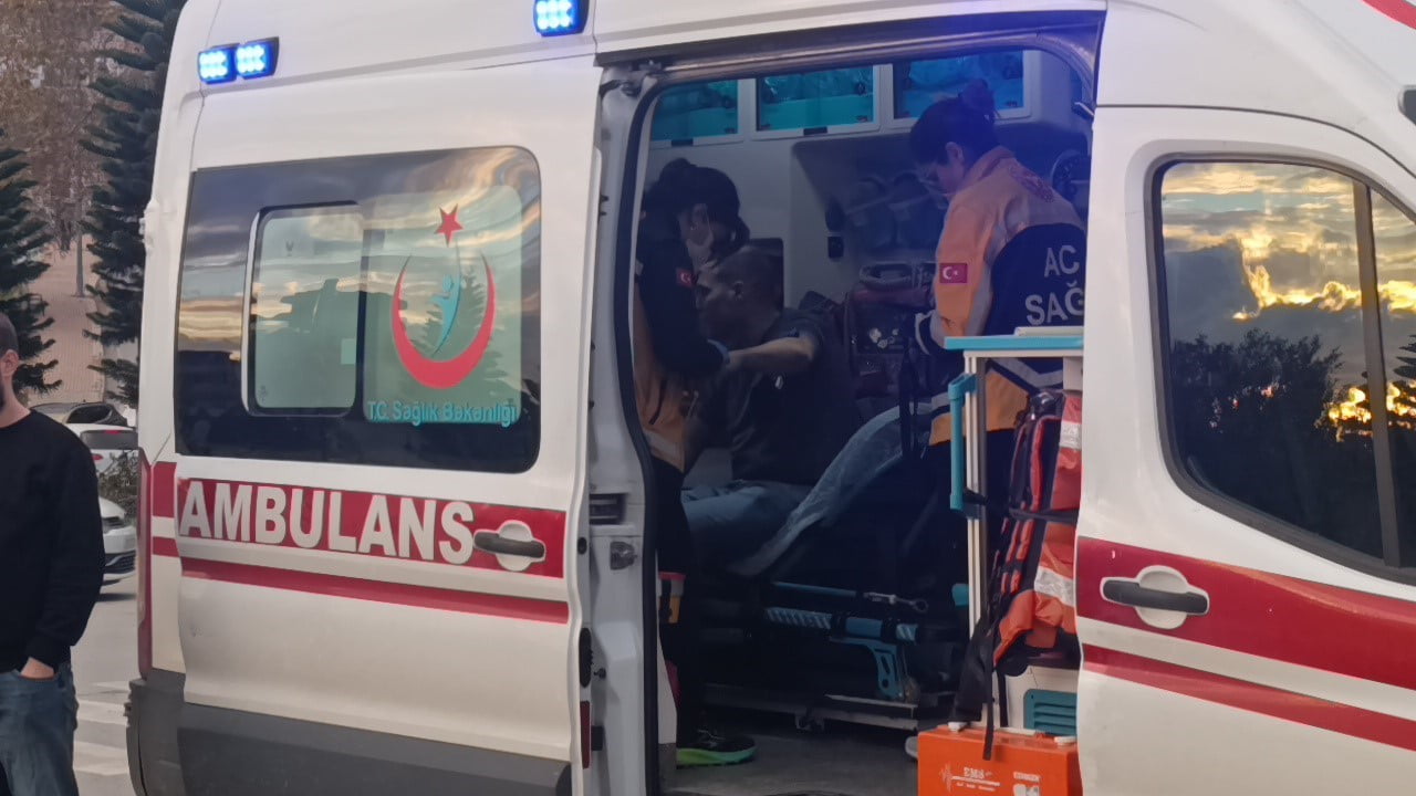 KIRMIZI IŞIK İHLALİ YAPAN MOTOSİKLETİN, YEŞİL IŞIKTA SEYREDEN BAŞKA BİR MOTOSİKLETLE ÇARPIŞMASI...