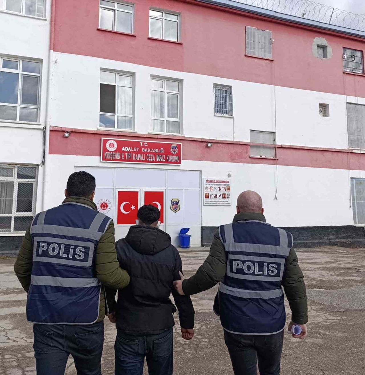 KIRŞEHİR'DE 88 SUÇ KAYDI BULUNAN FİRARİ YAKALANDI.