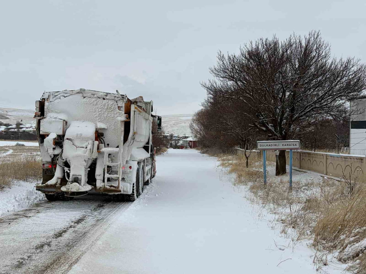 KIRŞEHİR'DE DÜN GECEDEN İTİBAREN BAŞLAYAN VE ETKİLİ OLAN KAR YAĞIŞI SONRASINDA KAPALI YOLLAR...
