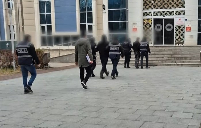 KIRŞEHİR'DE RUHSATSIZ TÜFEK ELE GEÇİRİLDİ, HIRSIZLIK ŞÜPHELİLERİ SUÇ ÜSTÜ YAKALANDI.