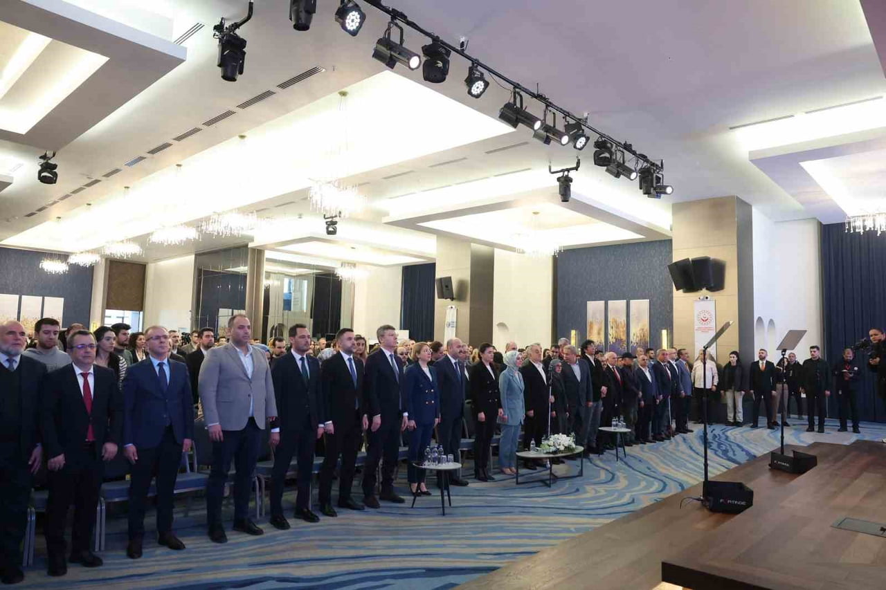 KIRŞEHİR BEYAZ AY DERNEĞİ ŞUBE BAŞKANI ADNAN GÖÇMEN, İSTANBUL'DA DÜZENLENEN GÖRME ENGELLİLER...