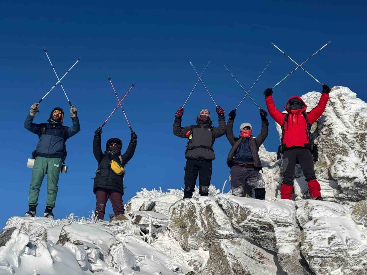 KIRŞEHİR’DE FAALİYET GÖSTEREN DAĞCILAR, 2026 YILININ MEVSİMSEL İLK KAR YAĞIŞI SONRASINDA KARLA...