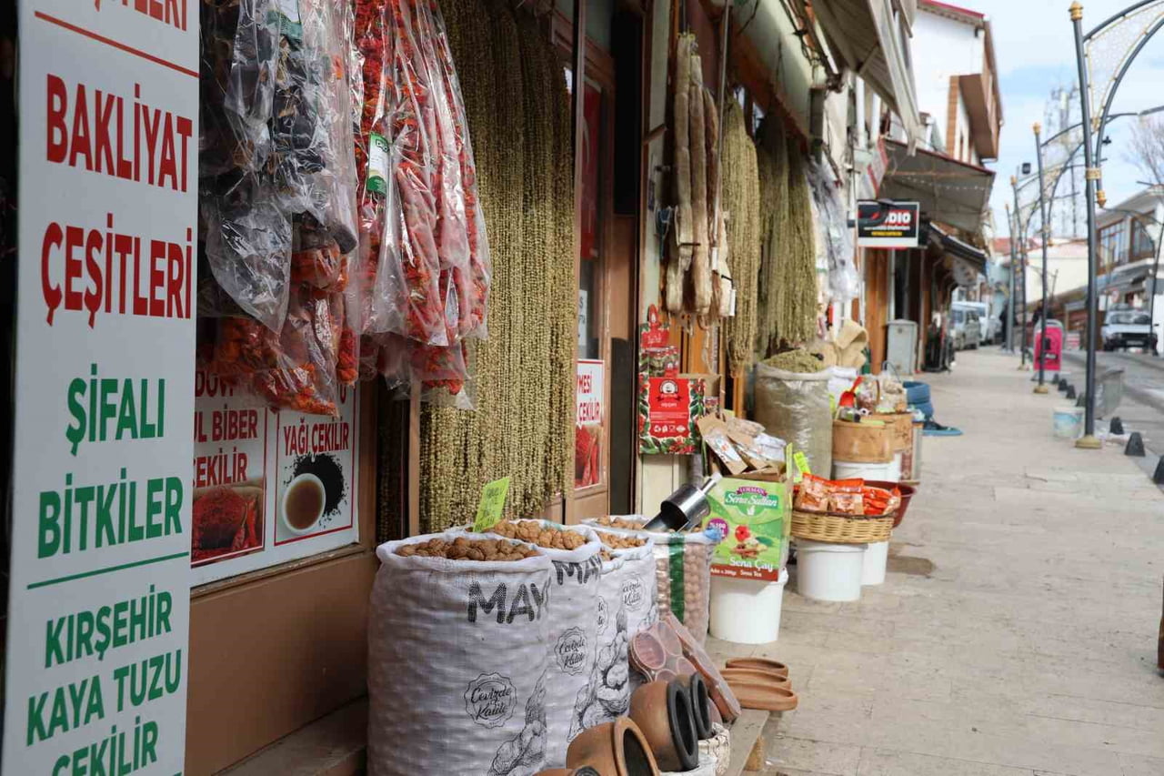 KIRŞEHİR’DE KAR YAĞIŞININ DURMASININ ARDINDAN HAVANIN ŞİDDETLİ ŞEKİLDE SOĞUMASI, VATANDAŞLARI...