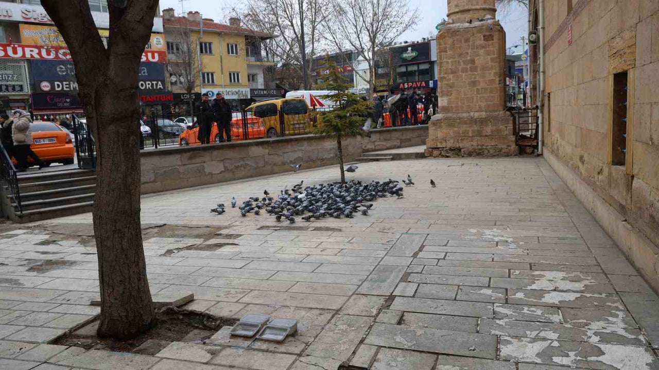 KIRŞEHİR’DE OSMANLI DEVLETİ DÖNEMİNDE İNŞA EDİLEN TARİHİ KAPUCU CAMİİ, YILLARDIR GÜVERCİNLERİN...