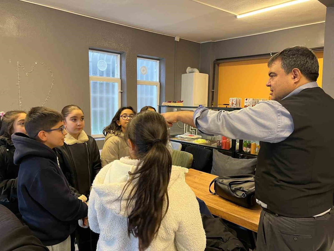 KIRŞEHİR’DE YENİ AÇILAN KADIN KAFEYİ ZİYARET EDEN KIRŞEHİR VALİ YARDIMCISI ALPER BALCI, ÖĞLE...