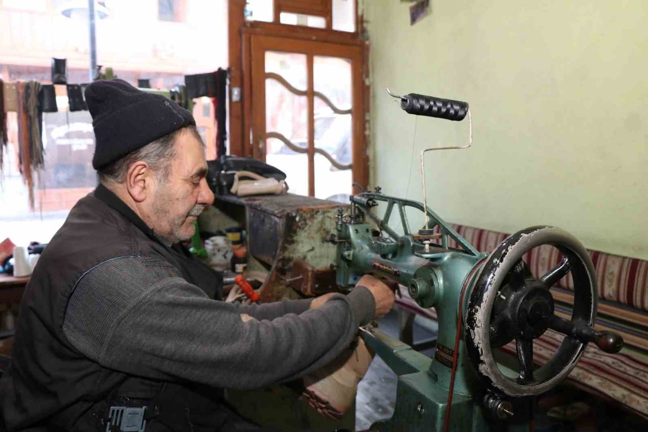 KIŞ MEVSİMİNİN KENDİNİ İYİDEN İYİYE GÖSTERMESİYLE BİRLİKTE ERZURUM’UN OLTU İLÇESİNDE AYAKKABI...