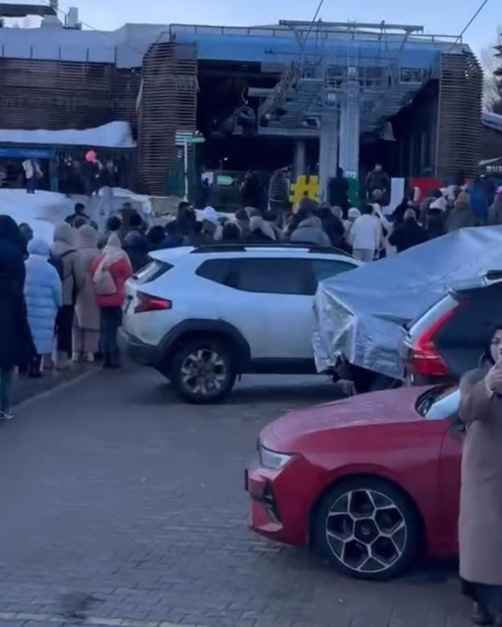 KIŞ TURİZMİNİN ETKİLİ OLDUĞU ULUDAĞ’DA, SARIALAN MEVKİİNDE TELEFERİĞİ KULLANMAK İSTEYEN...