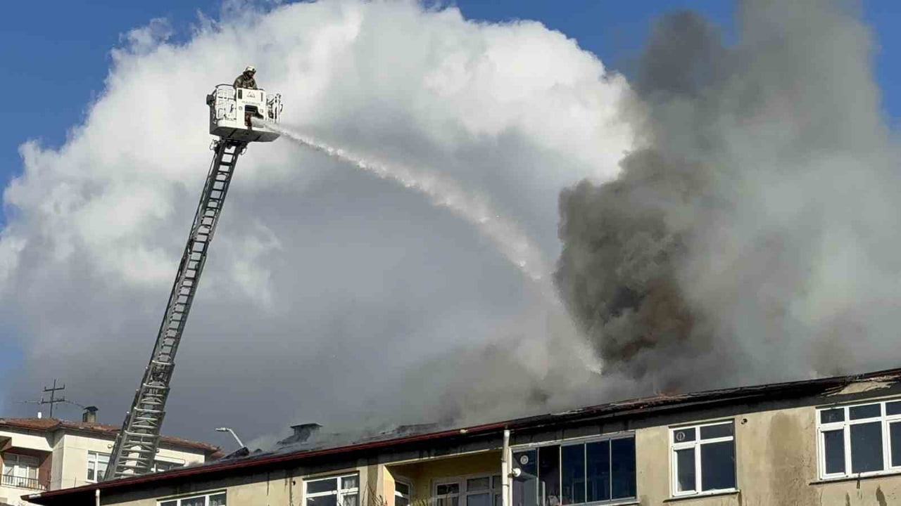 KOCAELİ'DE 4 KATLI BİNANIN ÇATISINDA ONARIM ÇALIŞMASI SIRASINDA ÇATI KAPLAMA MALZEMESİ MEMBRANIN...
