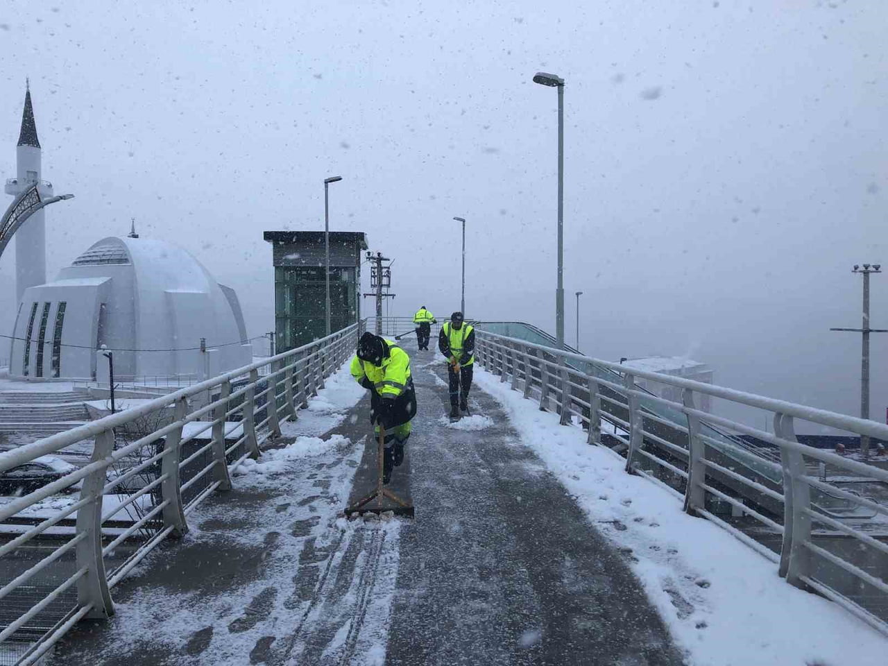 KOCAELİ'DE ETKİSİNİ SÜRDÜREN KAR YAĞIŞINA KARŞI EKİPLER BİN 200 PERSONEL VE 354 ARAÇLA SAHADA...