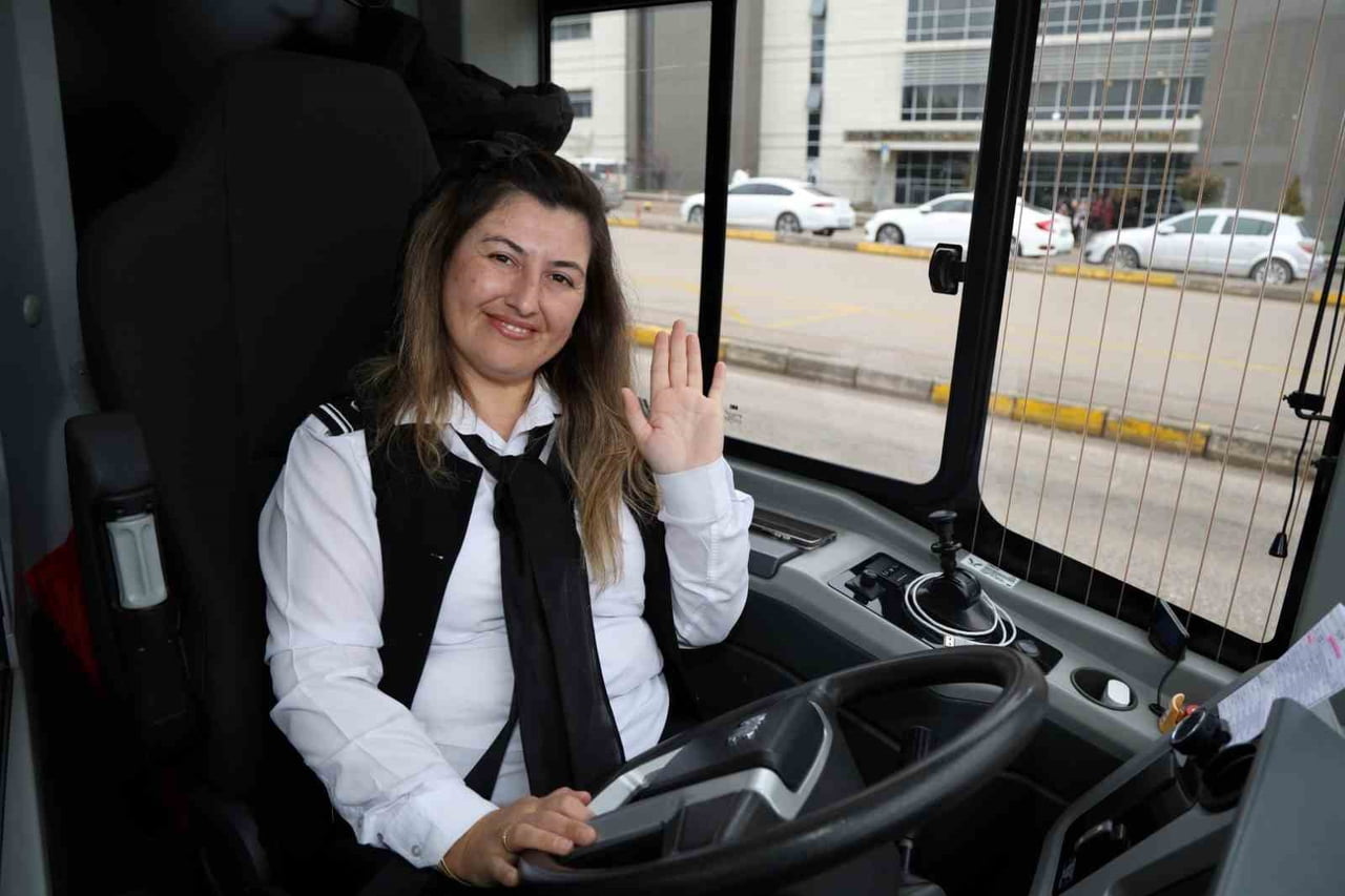 KOCAELİ'DE TOPLU TAŞIMADA DİREKSİYON BAŞINA GEÇEN KADIN SÜRÜCÜLER, KENTİN ULAŞIMINA DEĞER...