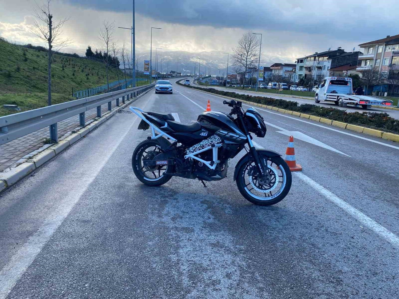 KOCAELİ'DE UYGULAMADAN KAÇARKEN TRAFİK POLİSİNE ÇARPAN MOTOSİKLETLİ KISA SÜREDE YAKALANIRKEN...