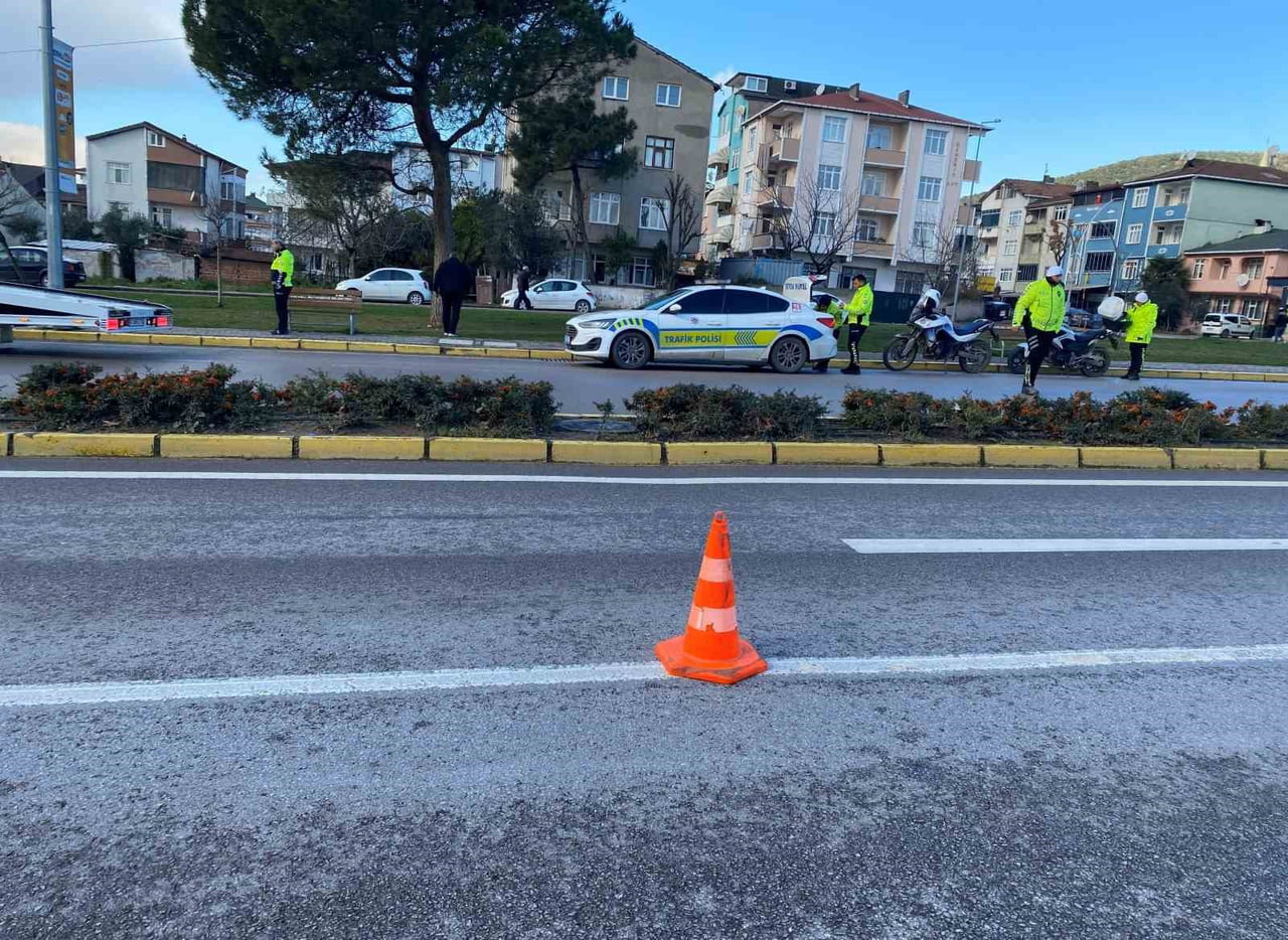 KOCAELİ'DE UYGULAMADAN KAÇARKEN TRAFİK POLİSİNE ÇARPAN MOTOSİKLETLİ KISA SÜREDE YAKALANIRKEN...