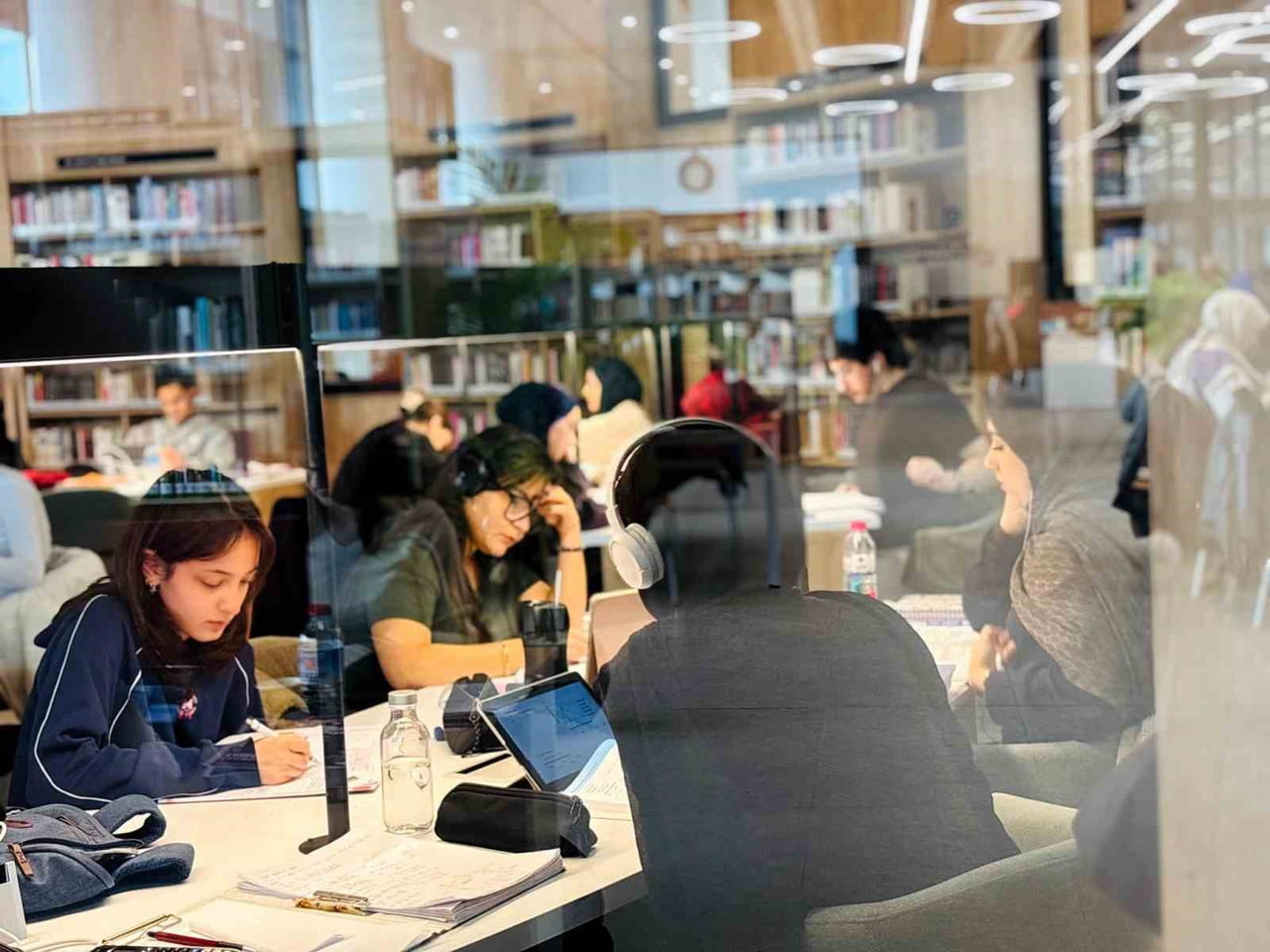 KOCAELİ'DE YARIYIL TATİLİNDE KÜTÜPHANELER, GENÇLERİN HEM DERS ÇALIŞTIĞI HEM DE SOSYALLEŞTİĞİ...