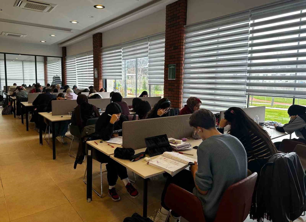 KOCAELİ'DE YARIYIL TATİLİNDE KÜTÜPHANELER, GENÇLERİN HEM DERS ÇALIŞTIĞI HEM DE SOSYALLEŞTİĞİ...