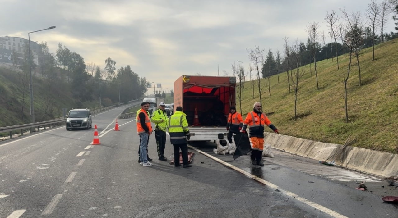 KOCAELİ'NİN ÇAYIROVA İLÇESİNDE KONTROLDEN ÇIKAN TIRIN İSTİNAT DUVARINA ÇARPMASI SONUCU SÜRÜCÜ AĞIR...