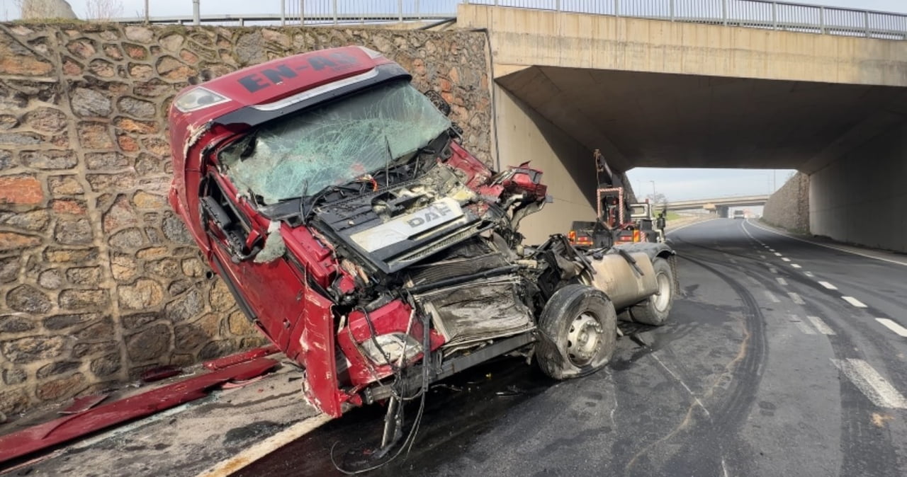 KOCAELİ'NİN ÇAYIROVA İLÇESİNDE KONTROLDEN ÇIKAN TIRIN İSTİNAT DUVARINA ÇARPMASI SONUCU SÜRÜCÜ AĞIR...