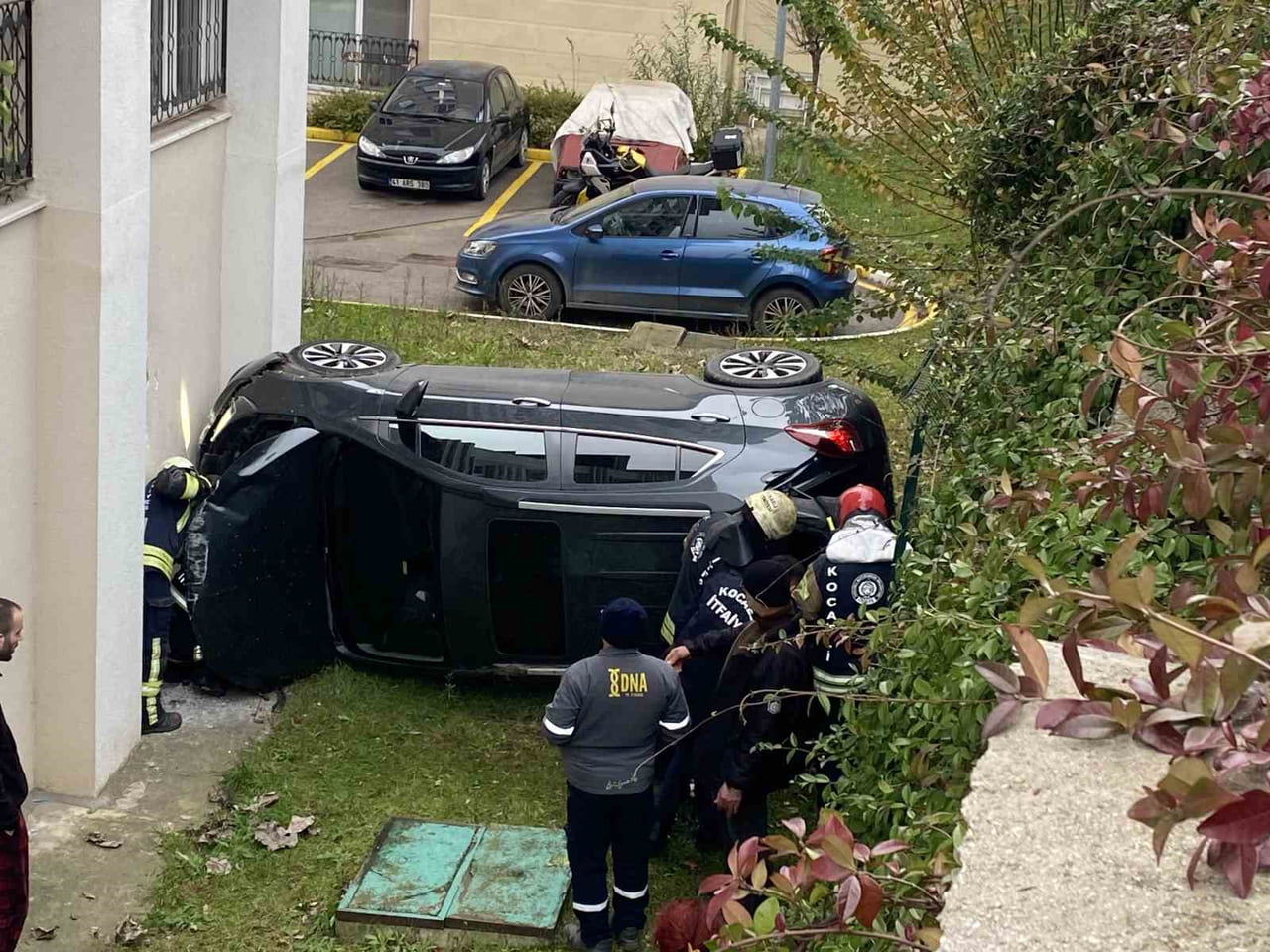KOCAELİ'NİN DERİNCE İLÇESİNDE GERİ MANEVRA YAPARKEN İSTİNAT DUVARINDAN DÜŞEN OTOMOBİLDEKİ SÜRÜCÜ...