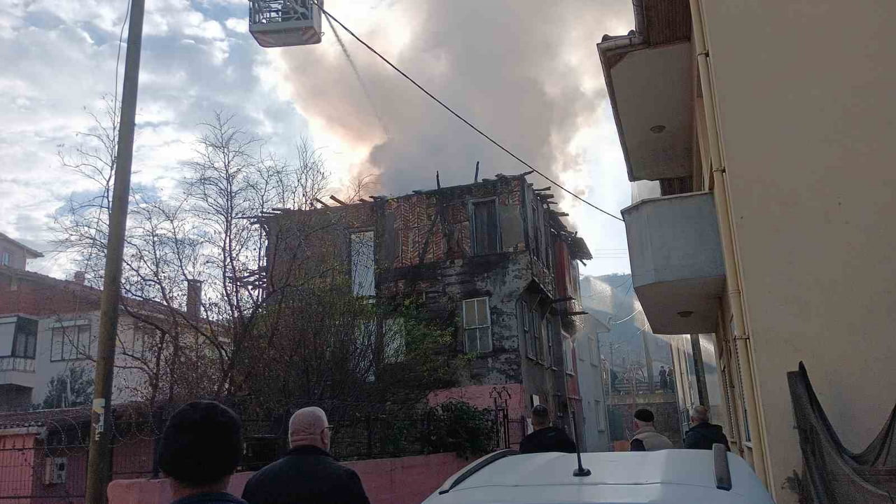 KOCAELİ'NİN KARAMÜRSEL İLÇESİNDE 3 KATLI EVDE ELEKTRİKLİ SOBADAN ÇIKAN YANGIN, KORKU DOLU ANLARA...