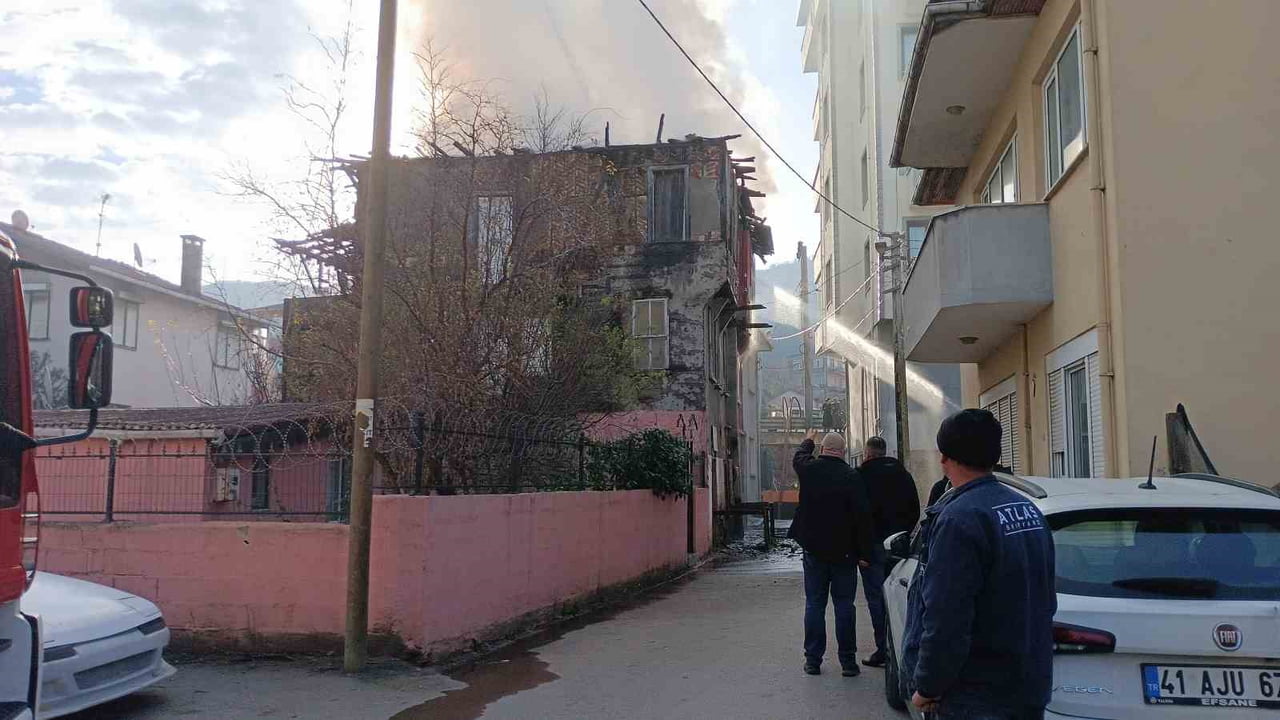 KOCAELİ'NİN KARAMÜRSEL İLÇESİNDE 3 KATLI EVDE ELEKTRİKLİ SOBADAN ÇIKAN YANGIN, KORKU DOLU ANLARA...