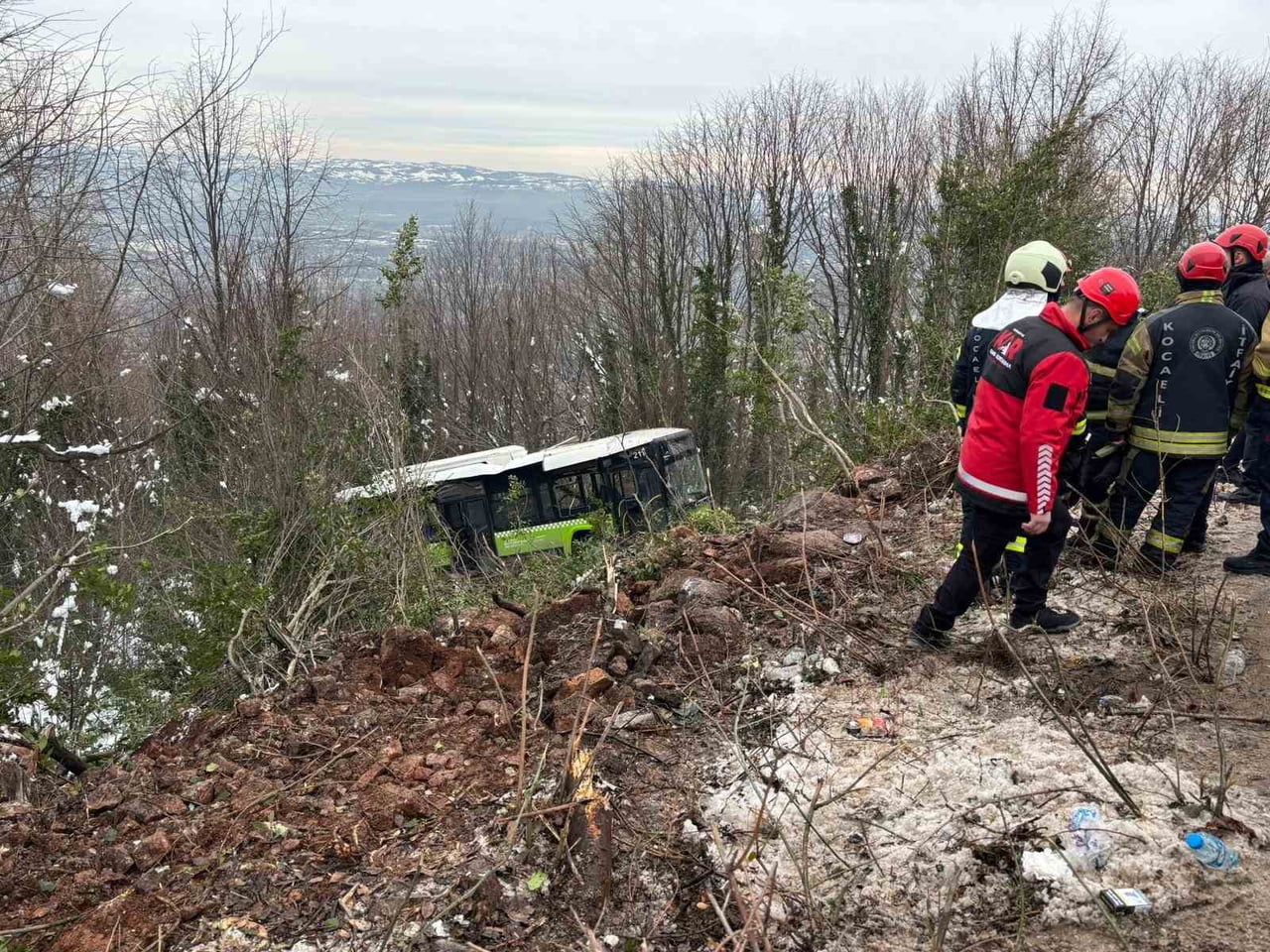 KOCAELİ'NİN KARTEPE İLÇESİNDE ŞEHİR İÇİ TOPLU TAŞIMA OTOBÜSÜNÜN ŞARAMPOLE YUVARLANDIĞI KAZADA...