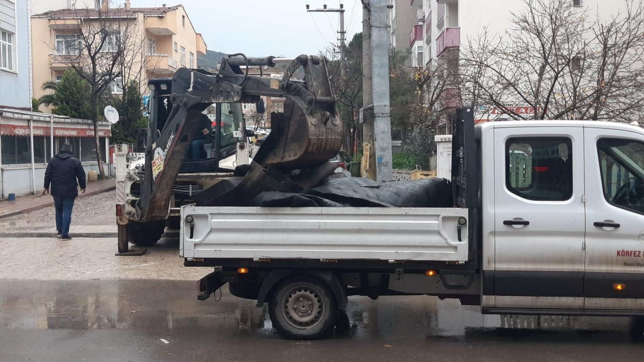 KOCAELİ'NİN KÖRFEZ İLÇESİNDE GECE SAAT 04.00'TEN İTİBAREN ETKİLİ OLAN ŞİDDETLİ FIRTINA, İLÇENİN...