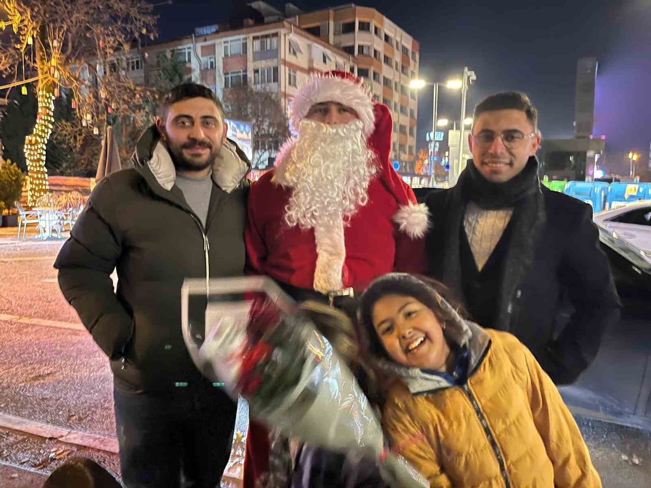 KOCAELİ 2026 YILI COŞKUYLA KARŞILANIRKEN RENKLİ GÖRÜNTÜLER ORTAYA ÇIKTI. VATANDAŞLARIN KİMİ ŞARKI...