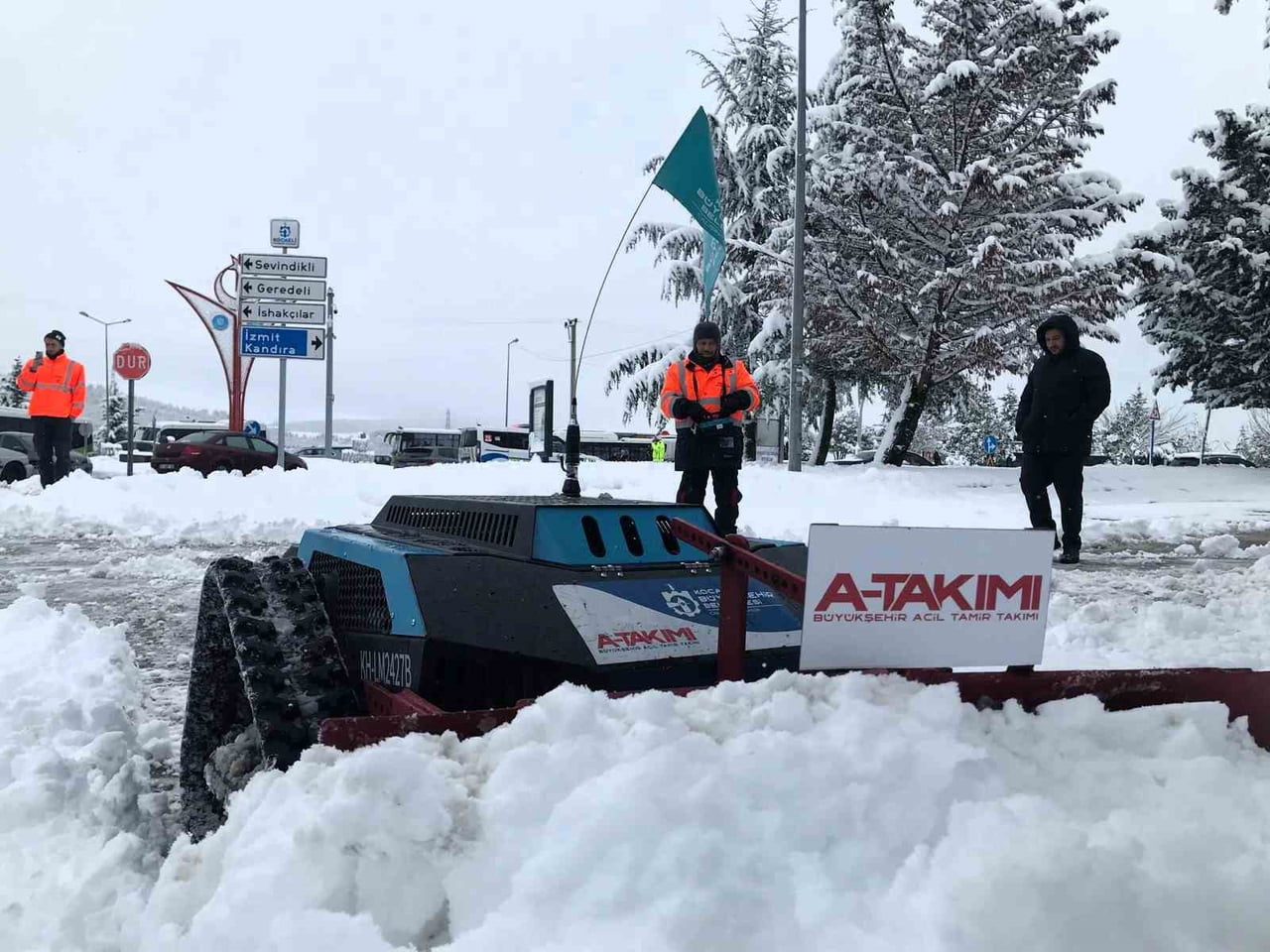 KOCAELİ BÜYÜKŞEHİR BELEDİYESİ EKİPLERİ, KARLA MÜCADELE ÇALIŞMALARI KAPSAMINDA KALDIRIMLARI UZAKTAN...
