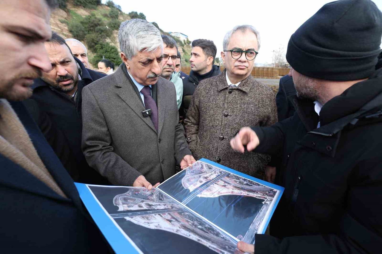 KOCAELİ BÜYÜKŞEHİR BELEDİYESİ GENEL SEKRETERİ HAYRİ BARAÇLI, DİLOVASI'NDA YAPIMI SÜREN VE...