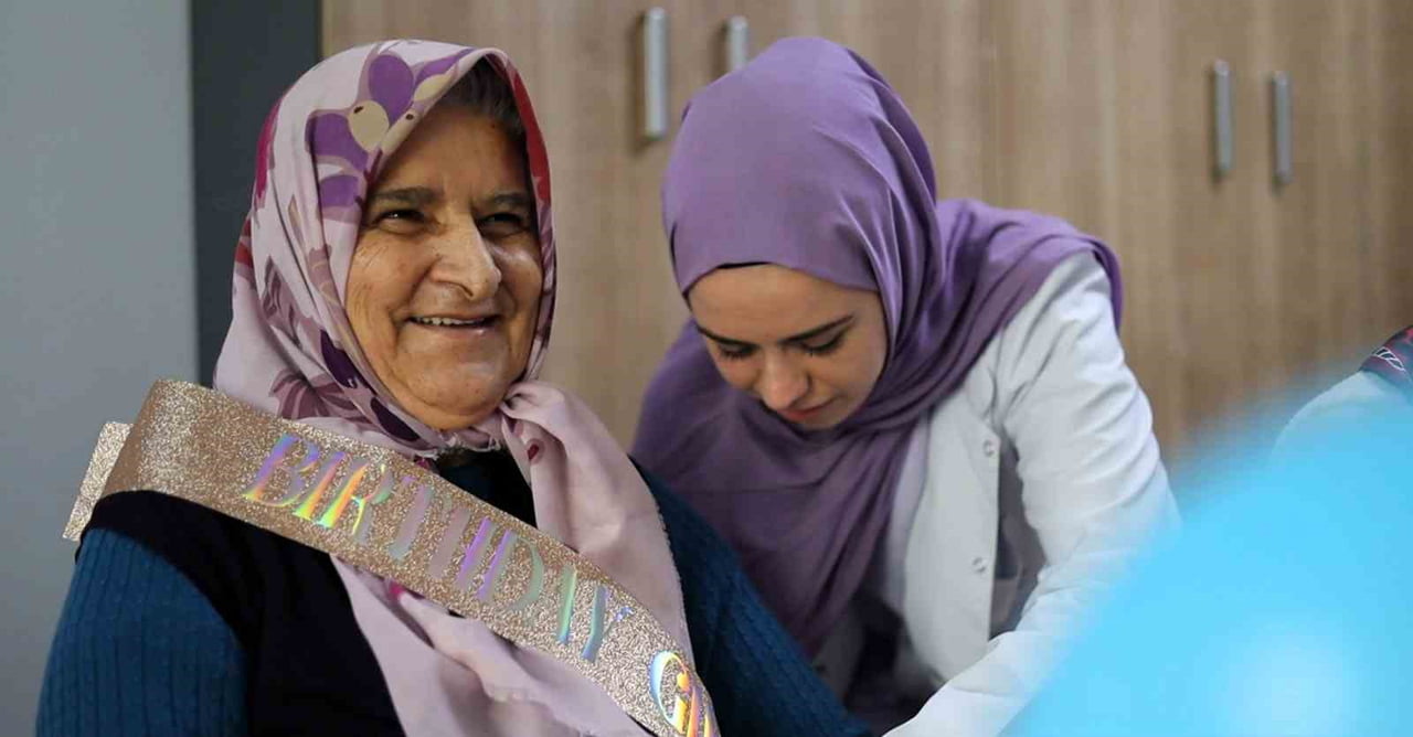 KOCAELİ’DE ALZHEİMER YAŞAM MERKEZİ’NDE HİZMET ALAN SENEM MURAT’IN 77. YAŞ GÜNÜ DOLAYISIYLA BİR...
