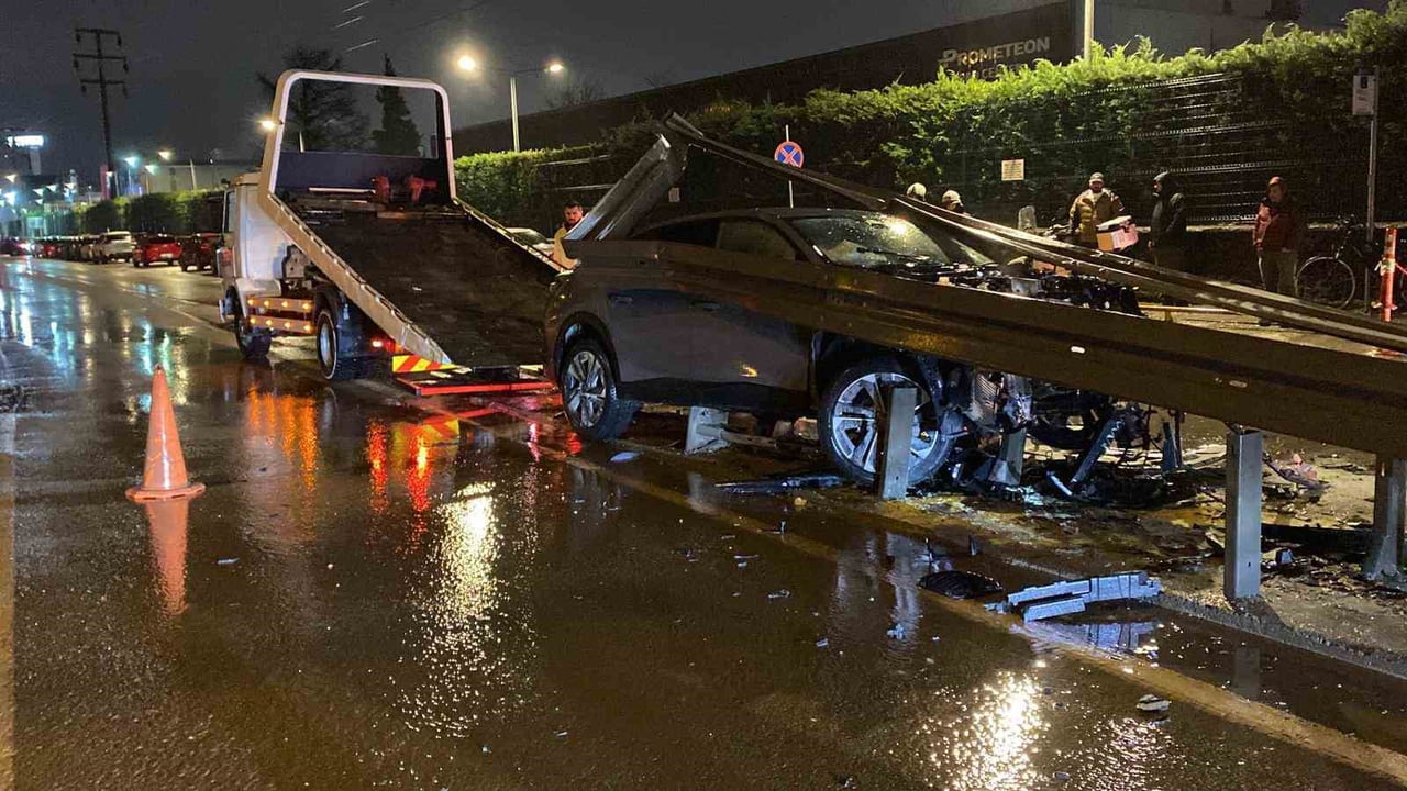 KOCAELİ’DE TERS YÖNDEN YOLA GİREN OTOMOBİL REFÜJDEKİ BARİYERLERİ BİÇTİ, KAZADA SÜRÜCÜ YARALANIRKEN...