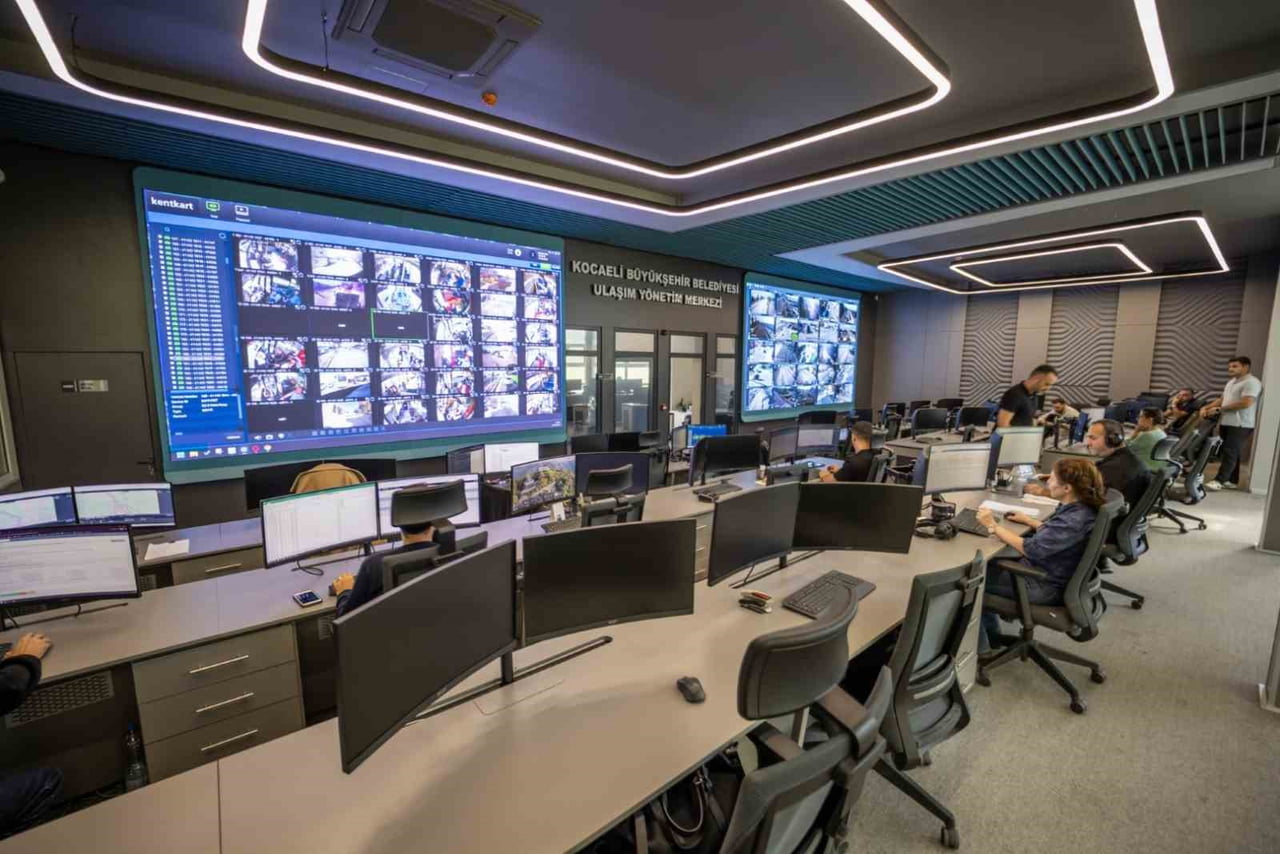 KOCAELİ’DE TRAFİK AKILLI SİSTEMLERLE YÖNETİLİYOR. 360 KAMERA, 254 SİNYALİZE KAVŞAK VE 110 YOLCU...