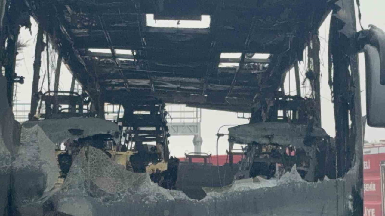 KOCAELİ’DE YOLCUNUN SEYİR HALİNDEYKEN ALDIĞI YANIK KOKUSUNU FARK EDEREK DURUMU GÖREVLİLERE...